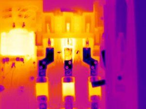 All phases are under a load of 32A. Between the B and C phases, there is a temperature rise of at least 11° C. There are a lot of apparent temperature differences, such as the cooler reflections off of the shiny surfaces, which have to be disregarded