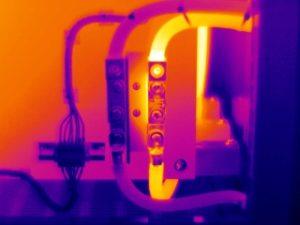Both sides of this UPS inverter are under a load of approximately 120A. There is, however, a 25° C temperature rise on the neutral side. The temperature measurements were performed on the cable insulation rather than the shiny connections, since the shinier surfaces mostly reflect cooler, background temperatures