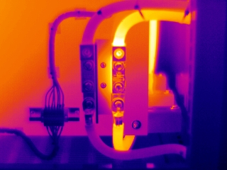Both sides of this UPS inverter are under a load of approximately 120A. There is, however, a 25° C temperature rise on the neutral side. The temperature measurements were performed on the cable insulation rather than the shiny connections, since the shinier surfaces mostly reflect cooler, background temperatures